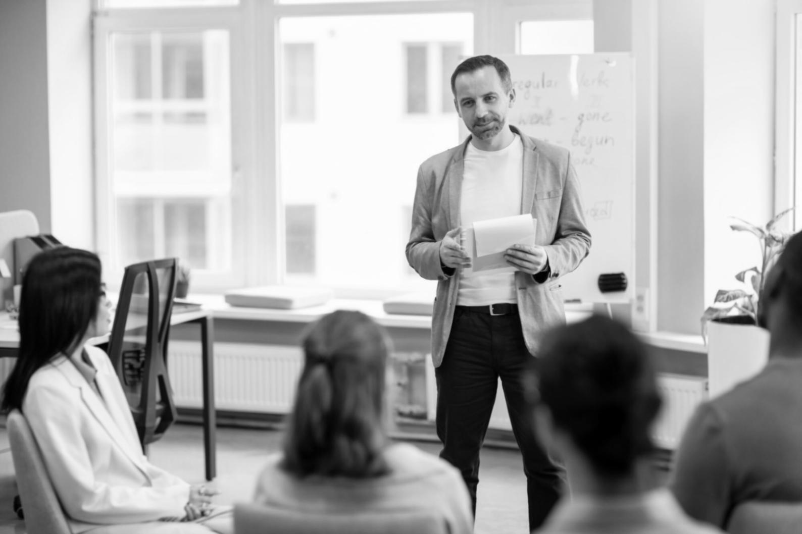 Experten bei der Analyse von Marktdaten